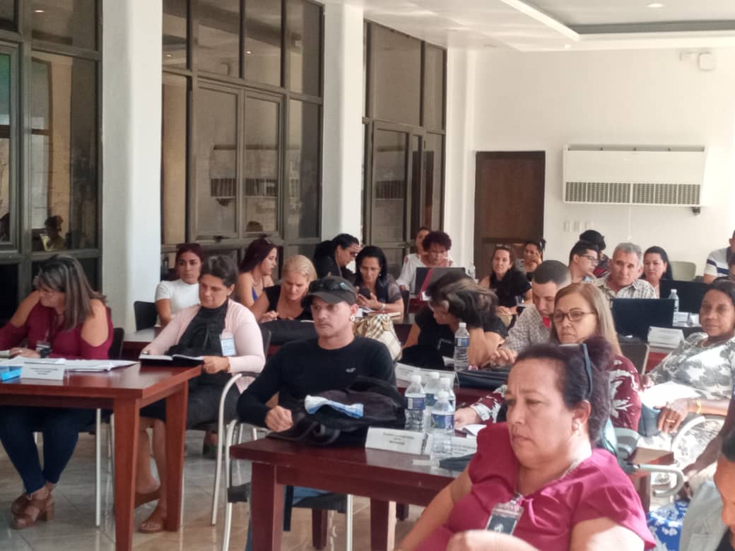 Momentos de la Reunión Nacional, Heidi Bas Sosa Directora de Multas realiza un resumen de los resultados de los encuentros realizados en estos días con los compañeros de DESOFT y con los organismos impositores.

#UnidosXCuba 
#FinanzasyPrecios