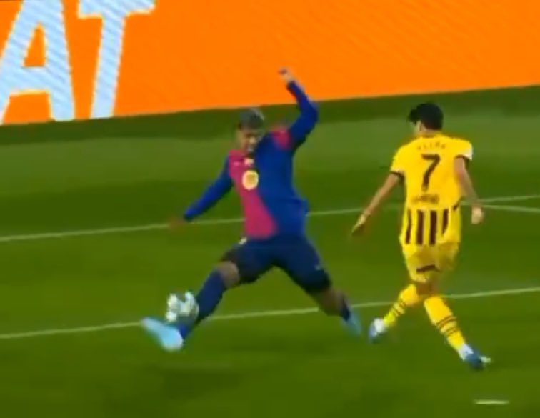 totalBarca's tweet image. 2 goal-saving blocks in 2 seconds.
Ronald Federico Araújo da Silva, the man that you are.