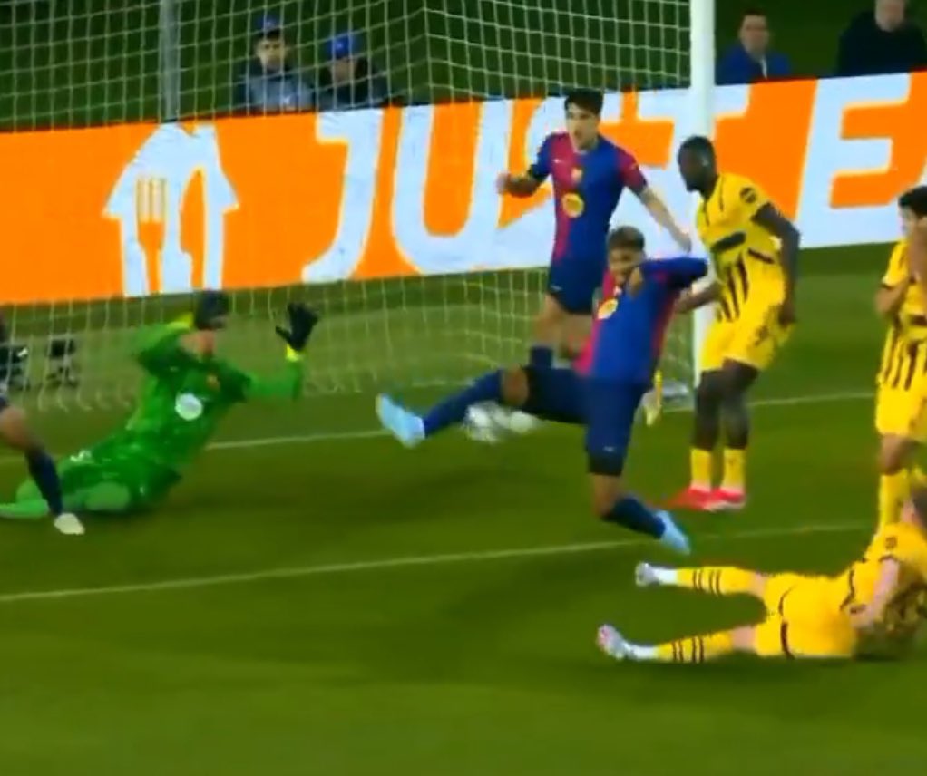 totalBarca's tweet image. 2 goal-saving blocks in 2 seconds.
Ronald Federico Araújo da Silva, the man that you are.
