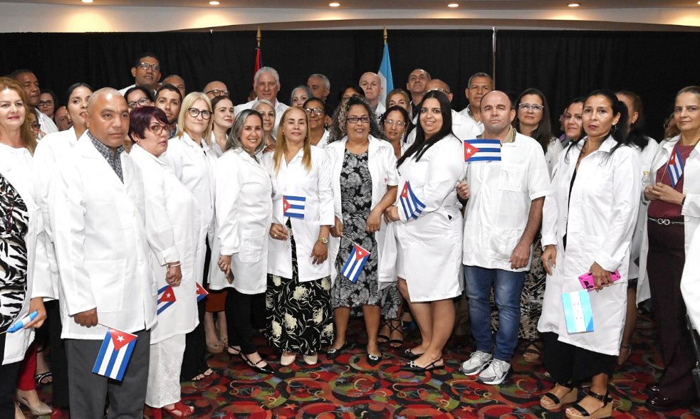 Este es un “encuentro de solidaridad, amor, amistad y emancipación”, dijo el presidente @DíazCanelB a un grupo de colaboradores cubanos de salud y educación y a hondureños del movimiento de solidaridad con #Cuba, con quienes se reunió a poco de llegar a #Honduras
#SantiagodeCuba