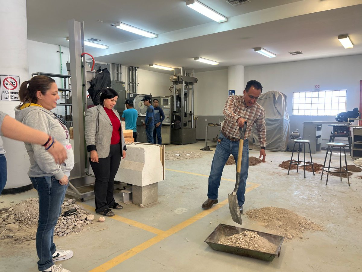 Como parte del programa anual de capacitación de este año 2025, ingenieras e ingenieros del Centro #sictchihuahua participan en el curso "Conservación de caminos", el cual es impartido en la Facultad de Ingeniería de la #UACh #CUU #chihuahua #SomosSICT