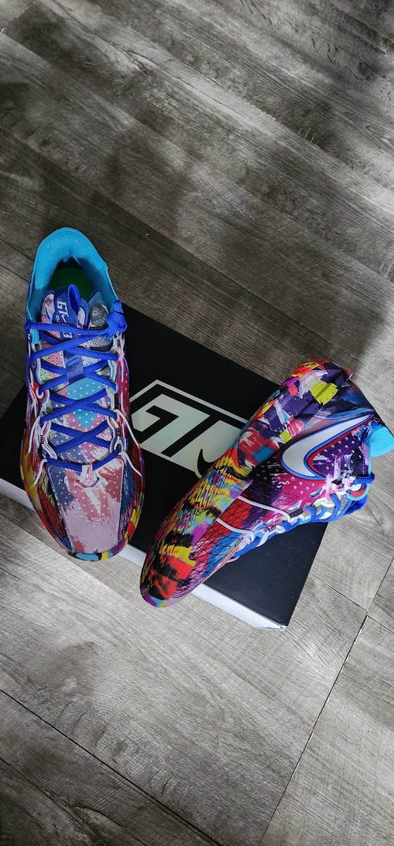 Jhittts's tweet photo. @snkr_twitr Dope in hand... https://t.co/m0zMaMmr0b