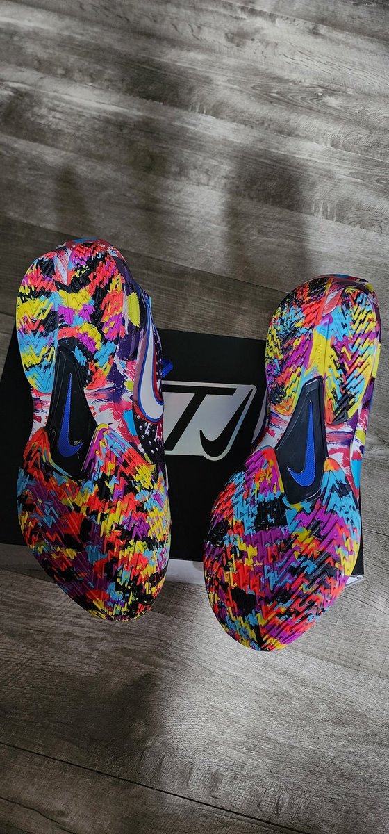 Jhittts's tweet photo. @snkr_twitr Dope in hand... https://t.co/m0zMaMmr0b