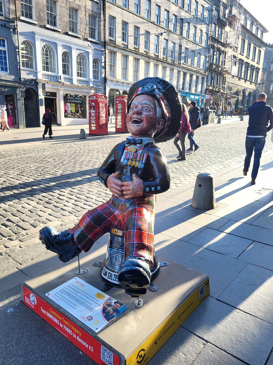 Mark10867486's tweet photo. Chatting with the locals #Royalmile #edinburgh https://t.co/xnJ0c1nxXP