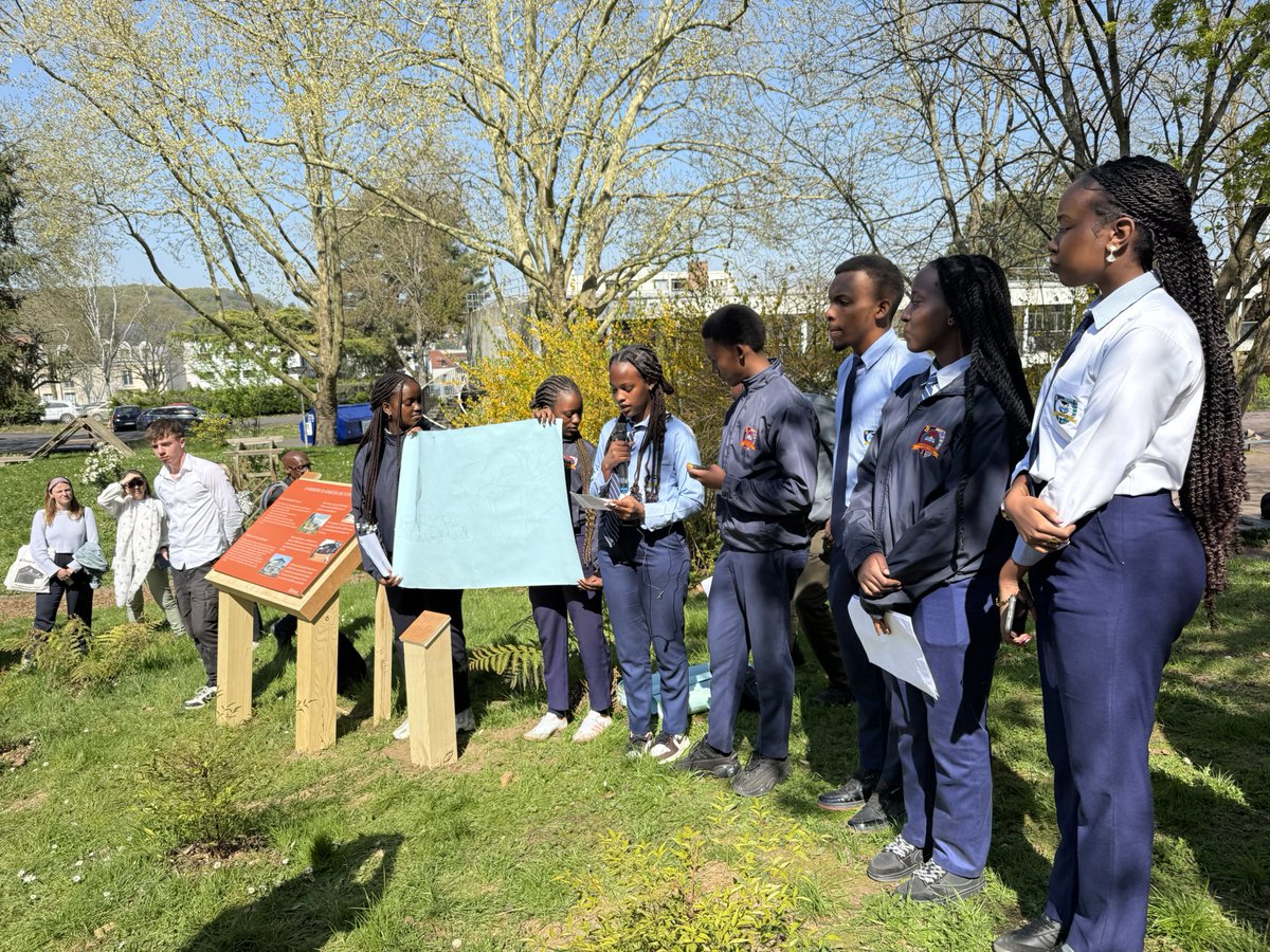 #Kwibuka31 🕯️| Inauguration du Jardin de Mémoire au Lycée Blaise Pascal d’<a href="/Orsaynotreville/">Ville d'Orsay</a>.

Une initiative remarquable des élèves, témoignant d’un engagement exemplaire en faveur de la transmission de la mémoire, que le lycée porte avec dignité et responsabilité.