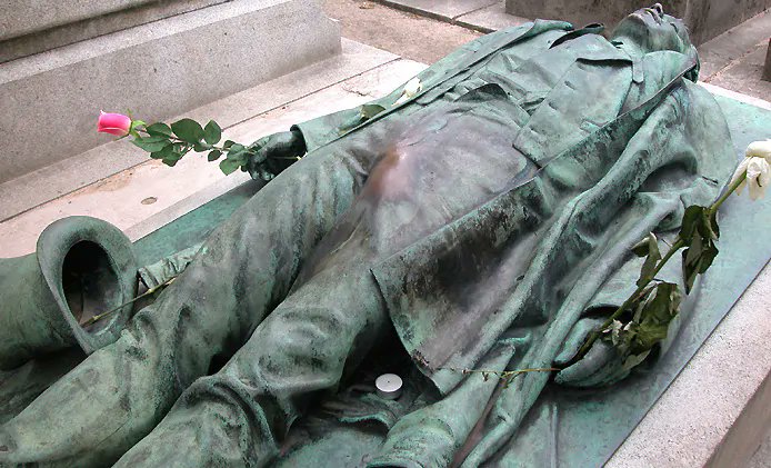 pierre_bu's tweet photo. @franceinfo #TestQI
Au Père-Lachaise, le gisant de Victor Noir va être protégé pour empêcher les touristes de lui toucher les ... https://t.co/IgNLfhq2TS