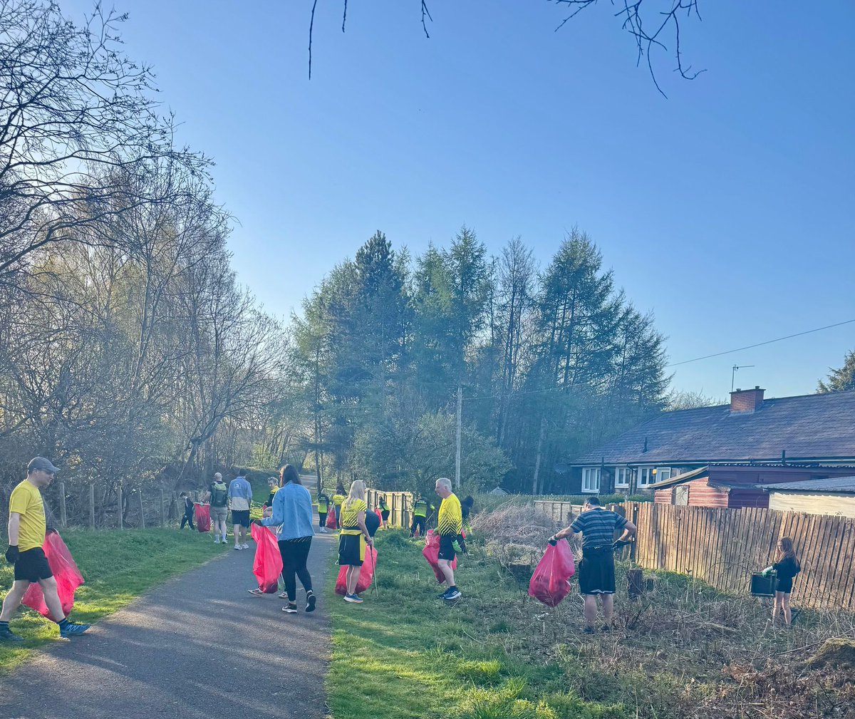 Newton_Road's tweet photo. Well done to all our Newton Road Club members and other volunteers including our local MP Michael Shanks who came out to help litter pick along the Clyde Pathway in Westburn tonight. What a difference it makes to give something back to the local community 💛🖤💛@scotathletics https://t.co/t9KR6yHd0i