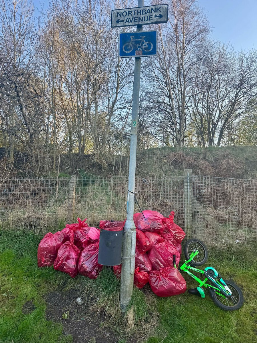 Newton_Road's tweet photo. Well done to all our Newton Road Club members and other volunteers including our local MP Michael Shanks who came out to help litter pick along the Clyde Pathway in Westburn tonight. What a difference it makes to give something back to the local community 💛🖤💛@scotathletics https://t.co/t9KR6yHd0i