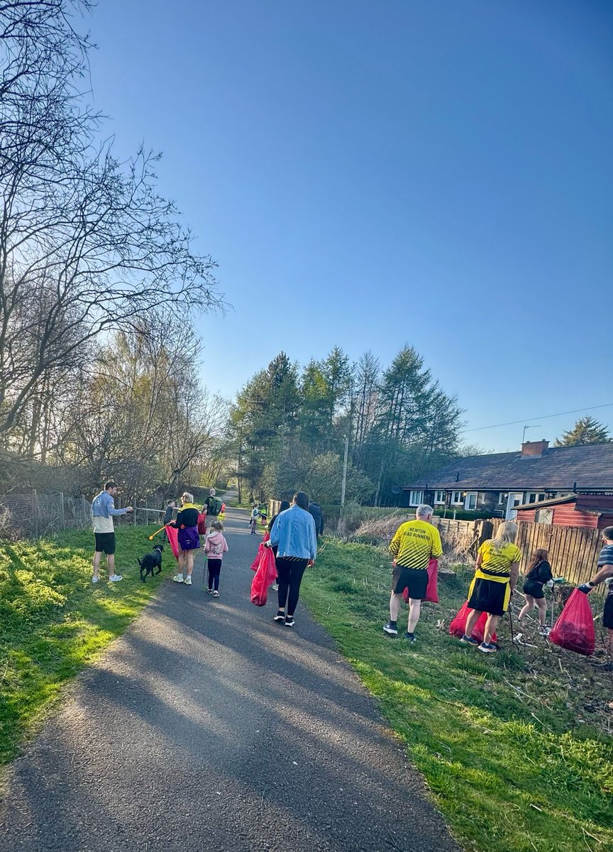 Newton_Road's tweet photo. Well done to all our Newton Road Club members and other volunteers including our local MP Michael Shanks who came out to help litter pick along the Clyde Pathway in Westburn tonight. What a difference it makes to give something back to the local community 💛🖤💛@scotathletics https://t.co/t9KR6yHd0i