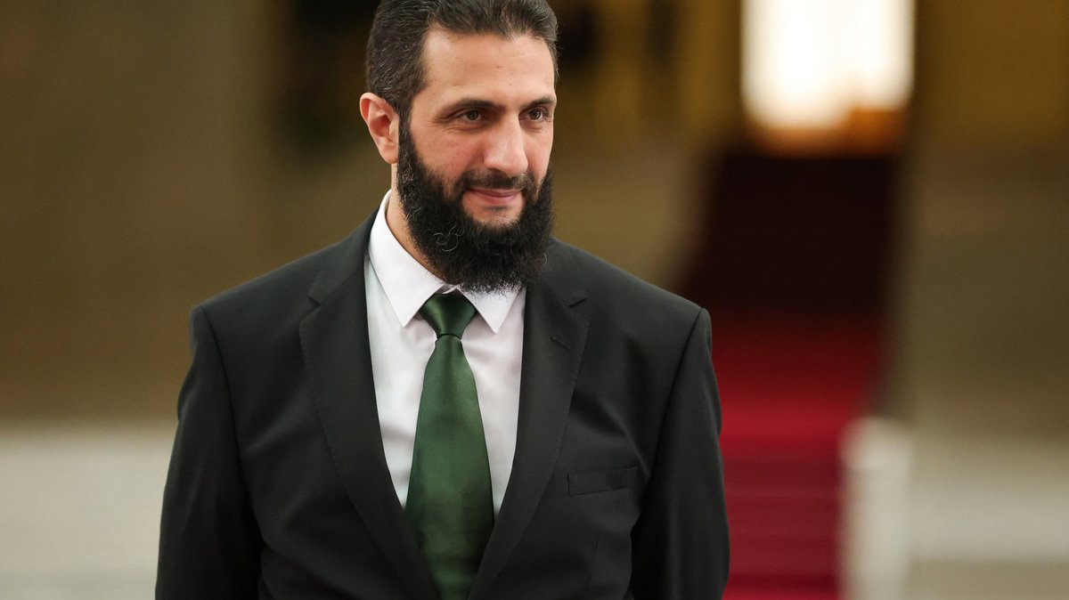 الذي يطمئنني في قيادة الشرع أن كل هؤلاء يريدون إسقاطه:
الإسرائيلي، والروسي، والأسدي، والإيراني، والحزبلاوي، والأمريكي، والأوروبي... والإماراتي، والمصري (هل نسيت طرفًا..؟؟!)
هذا مطمئن يا سادة.