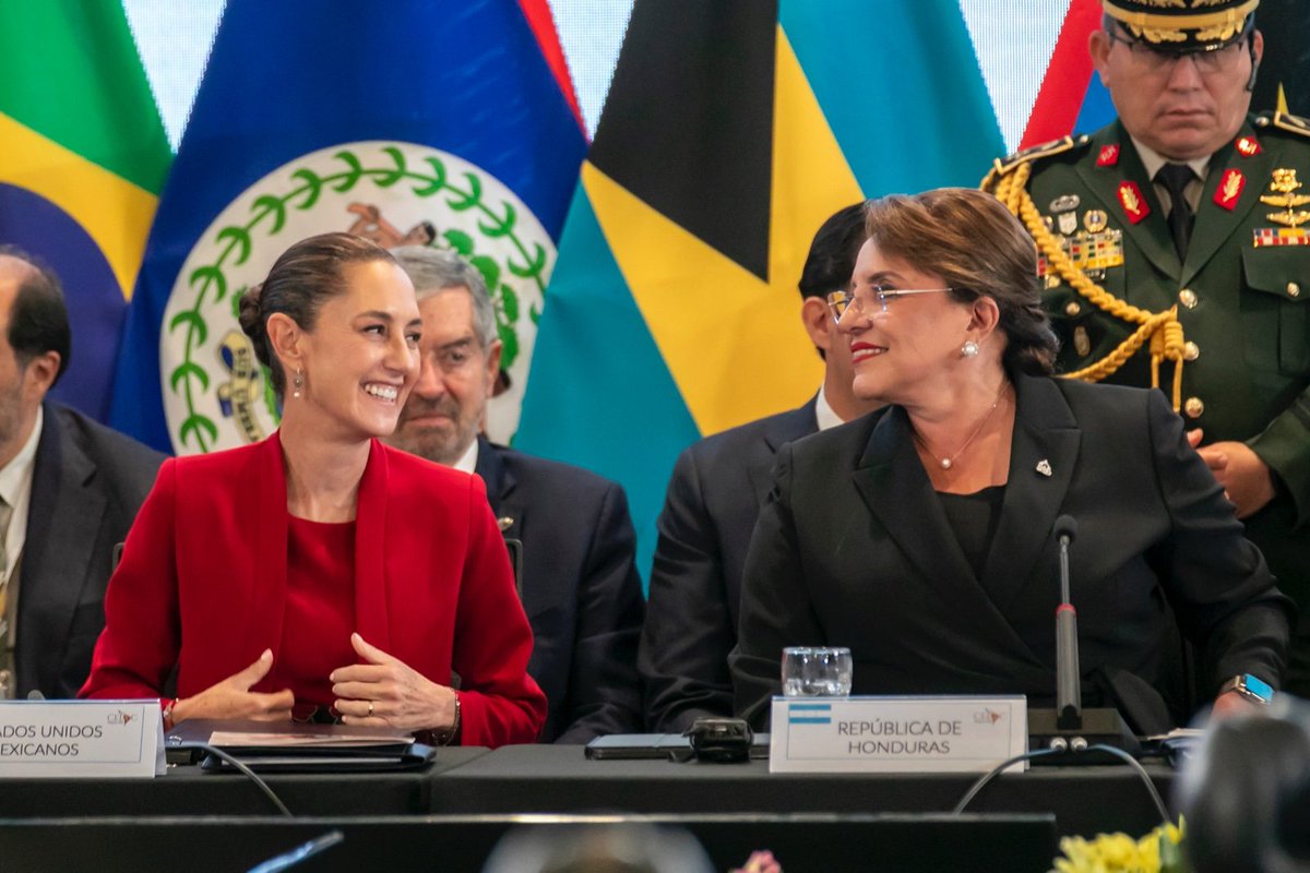 🇭🇳🇲🇽La Presidenta <a href="/XiomaraCastroZ/">Xiomara Castro de Zelaya</a> y la Presidenta <a href="/Claudiashein/">Claudia Sheinbaum Pardo</a>, dos lideresas que no solo comparten ideales, sino también la convicción de una América Latina más justa, soberana y unida.

El presente y el futuro de nuestra región también tiene rostro de mujer. 💜🙋🏻‍♀️