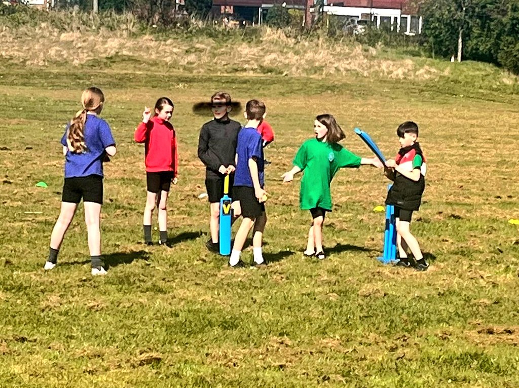 Class5Highpri's tweet photo. Lots of fun in the sunshine creating our own racket/bat and ball games. Fabulous team efforts ππ» #highfieldspe https://t.co/5SVY9a0mAE