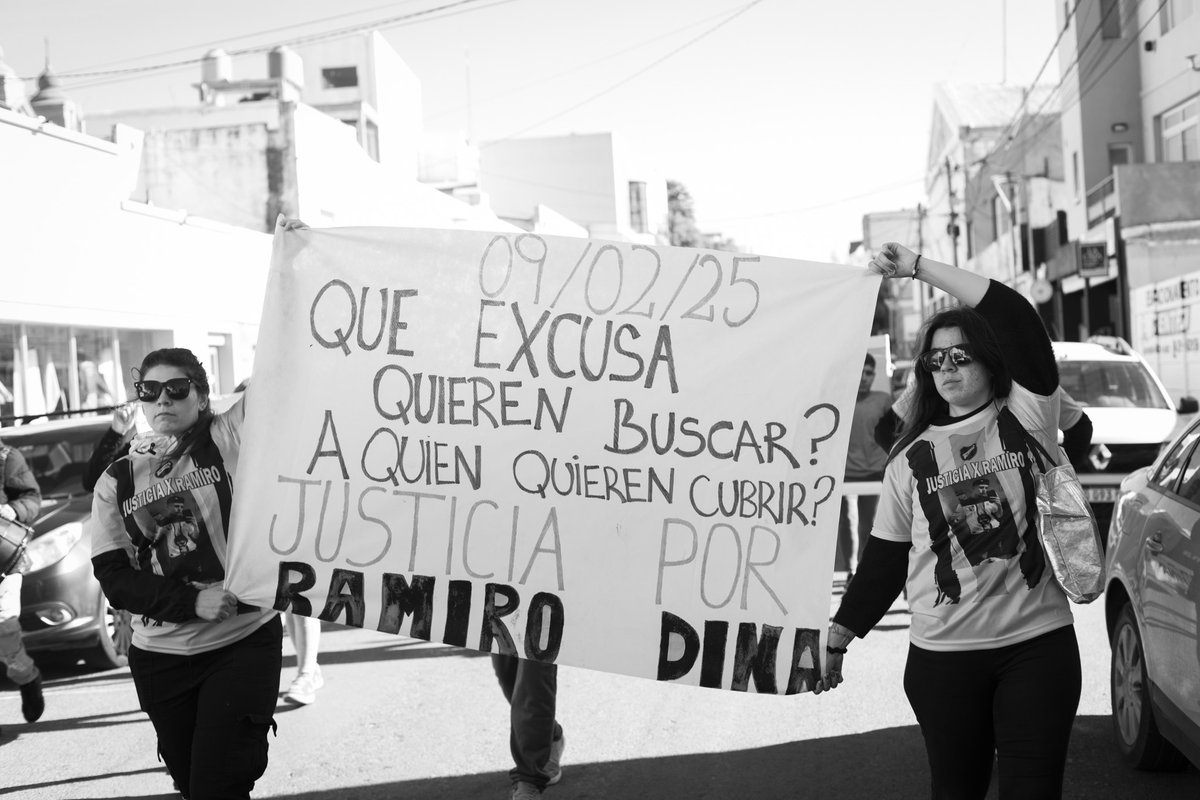 Viedma. 9-04-25. 
Hoy se cumplieron dos meses de la muerte de Ramiro Dina, ocurrida en el contexto de su detención en inmediaciones de la comisaria 30 del barrio Guido de Viedma, despues de un partido de futbol barrial.
📷Pablo Leguizamon
Rionegroenfotos.com.ar