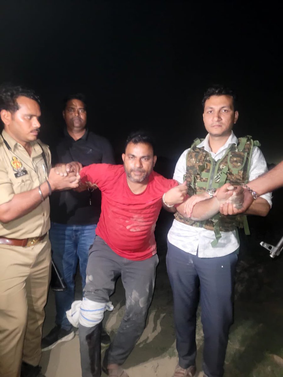 publiclivenews's tweet photo. लखनऊ ब्रेकिंग 

थाना काकोरी क्षेत्र के अंतर्गत पुलिस और बदमाश की मुठभेड़ 
25000 हज़ार का इनामी बदमाश हुवा घायल 

डीसीपी पश्चिम विश्वजीत श्रीवास्तव भारी पुलिस बल के साथ घटनास्थल मौजूद 
@Uppolice @dgpup @lkopolice @myogioffice @CMOfficeUP #Lucknow https://t.co/JMBTLyWUQO