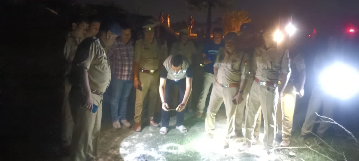 publiclivenews's tweet photo. लखनऊ ब्रेकिंग 

थाना काकोरी क्षेत्र के अंतर्गत पुलिस और बदमाश की मुठभेड़ 
25000 हज़ार का इनामी बदमाश हुवा घायल 

डीसीपी पश्चिम विश्वजीत श्रीवास्तव भारी पुलिस बल के साथ घटनास्थल मौजूद 
@Uppolice @dgpup @lkopolice @myogioffice @CMOfficeUP #Lucknow https://t.co/JMBTLyWUQO