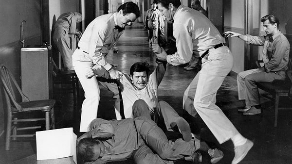 Psikiyatristler birinin gerçekten deli olup olmadığını söyleyebilir mi?

Stanford psikoloğu David Rosenhan cevabı bulmak istiyordu...

1973'te, 8 tamamen normal insanı ABD'deki akıl hastanelerine gönderdi.

Daha sonra bulduğu şey, psikolojinin gizli tarafını açığa çıkardı...🧵