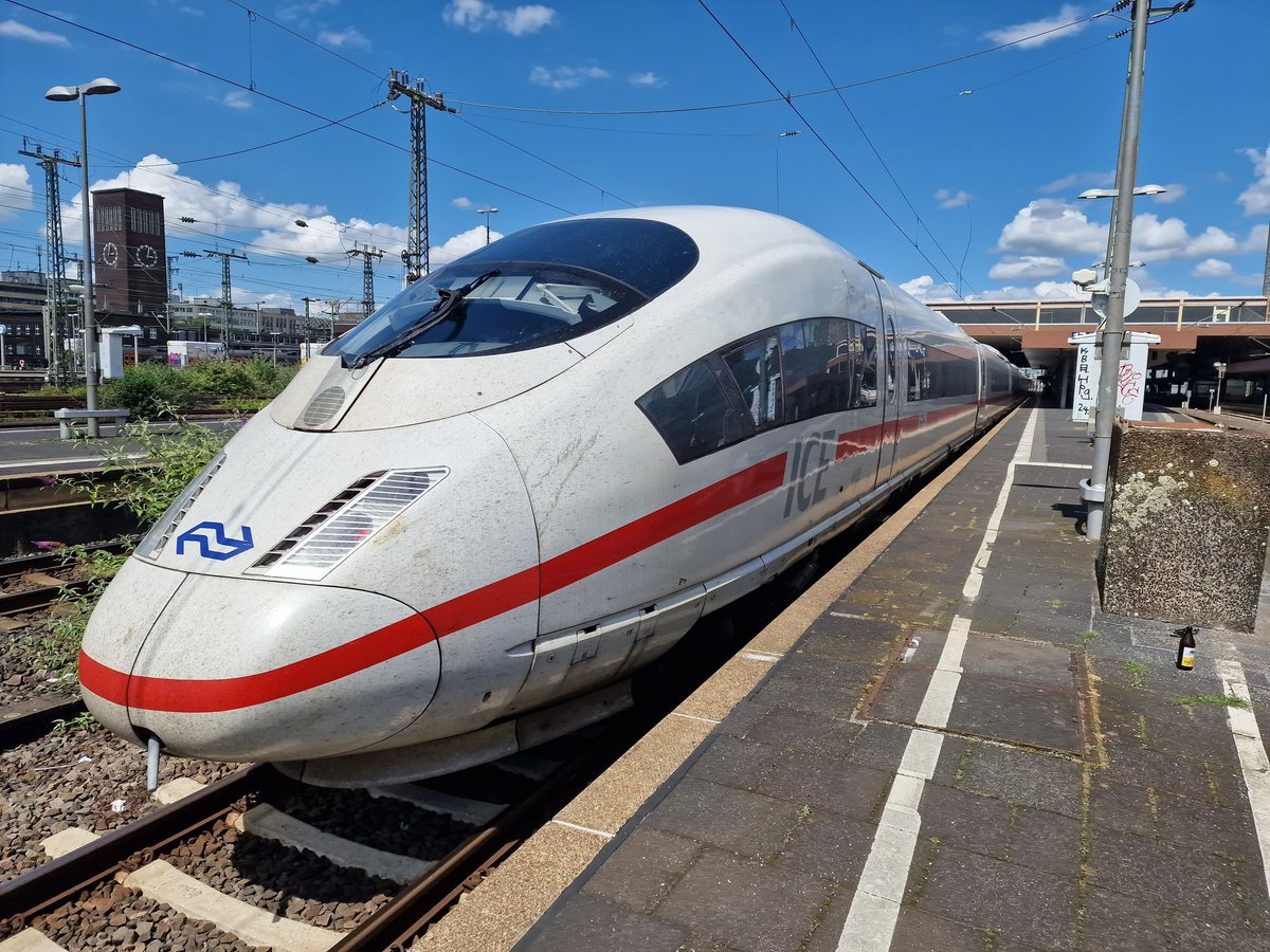 Aanstaande zaterdag op dit tijdstip komt er een einde aan 25 jaar ICE International met de Baureihe 406.

Dus rijden we nog een maal met de Baureihe 406 de grens over. Zaterdag is dus de allerlaatste geplande Internationale rit van de Baureihe 406 Hannover - Amsterdam - Frankfurt
