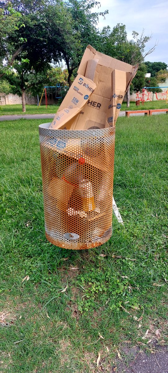 holajfernandez's tweet photo. #CordobaCapital La plaza de Villa Claret está abandonada, tapada de yuyos, juegos y bancos rotos, papeleros repletos de basura. Y, para cuando? Rec 8326445 @CordobaOyS @MuniCba @PasseriniOk @ReclamanteCba https://t.co/w883fswfTp