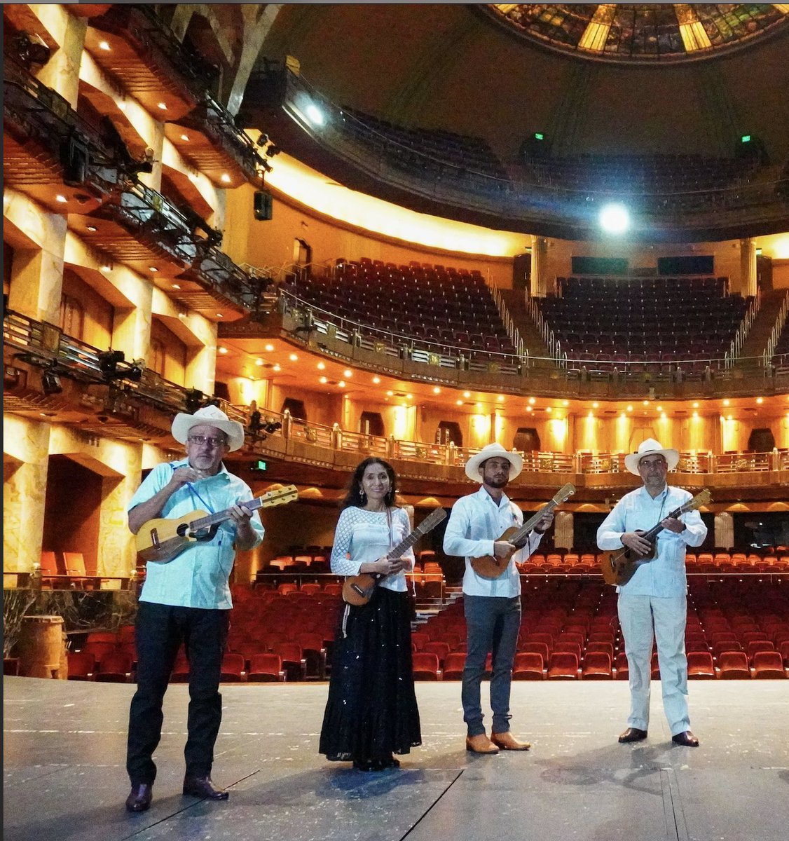 Únete a los festejos por los #20AñosUAMC con un concierto de "Mono Blanco" iconos de la música tradicional mexicana. 

Jueves 24 de abril, 1:00 p.m.
Ágora #UAMCuajimalpa 4to piso
Entrada libre