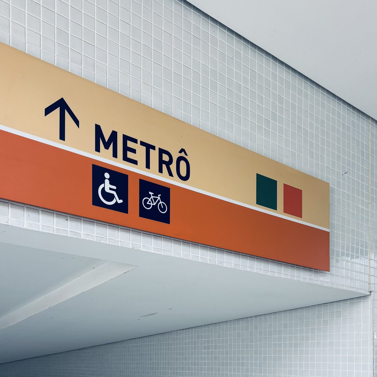 matheuscarvalhx's tweet photo. Oranges of the Brasilia metro https://t.co/bA5quRNEKR