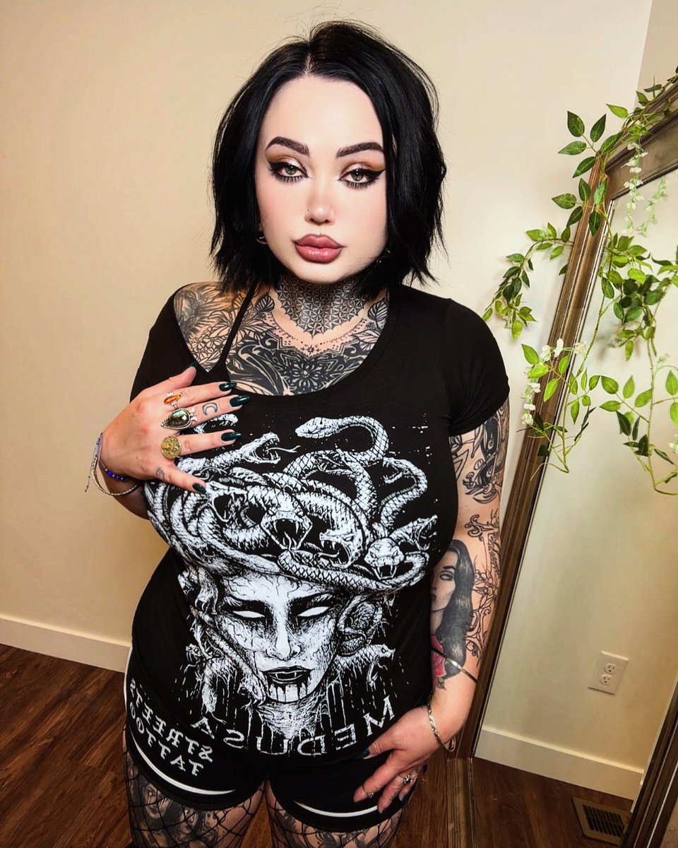 VampireFreaks's tweet photo. How awesome does @yourfriendthewitch look in our Medusa T-Shirt!? ๐
#Medusa #VampireFreaks #GothFashion #AltStyle #GothTee https://t.co/GPGG1MTPBT