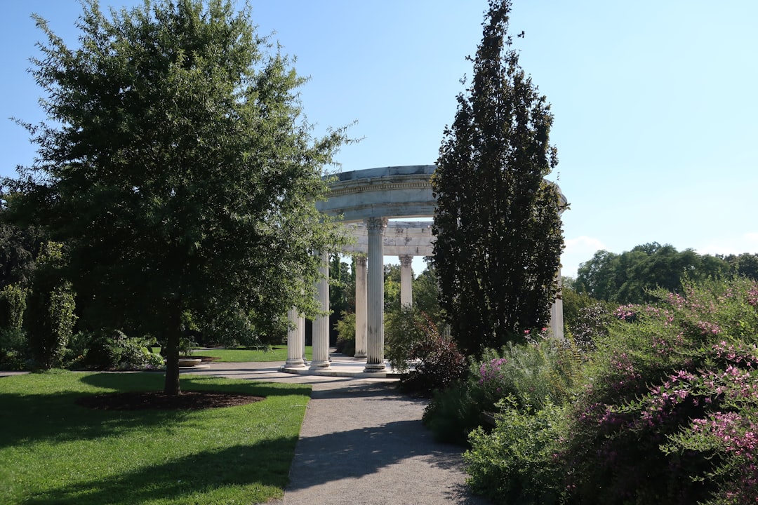 TracyHart795826's tweet photo. Le soleil brille, les oiseaux chantent et il fait beau !  Aujourd'hui, j'ai profité du magnifique Parc de l'Orangerie pour un pique-nique ensoleillé avec des amis. Un moment de détente parfait pour oublier le stress du quotidien. 

#picnic #parcdelarangerie #beautemps #amitié https://t.co/7tmDnRrryD