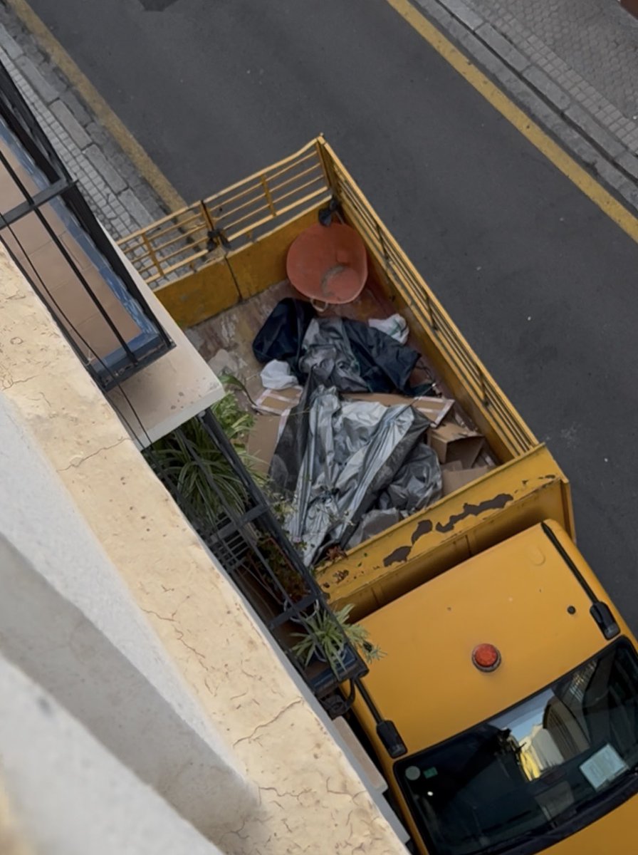 anyeleti's tweet photo. @EmergenciasSev @PoliciaLSevilla 13 horas ha durado el desalojo de indigentes en la calle javier lasso de la vega. vueken a la batalla otra vez https://t.co/gH8fXQYyHO