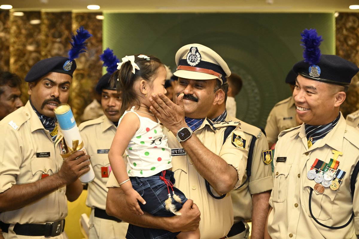 gpsinghips's tweet photo. बल के वीर सदस्यों के परिजनों के साथ “शौर्य दिवस” के अवसर पर व्यतीत कुछ पल। 
@crpfindia https://t.co/j12jWp7Wuz