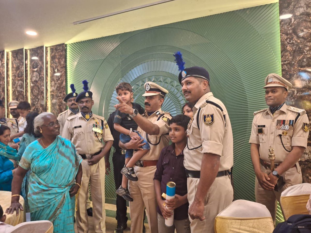 gpsinghips's tweet photo. बल के वीर सदस्यों के परिजनों के साथ “शौर्य दिवस” के अवसर पर व्यतीत कुछ पल। 
@crpfindia https://t.co/j12jWp7Wuz