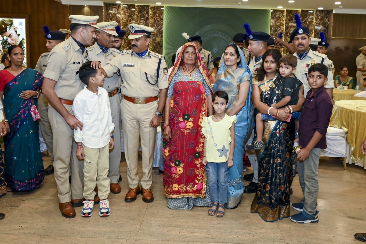 gpsinghips's tweet photo. बल के वीर सदस्यों के परिजनों के साथ “शौर्य दिवस” के अवसर पर व्यतीत कुछ पल। 
@crpfindia https://t.co/j12jWp7Wuz