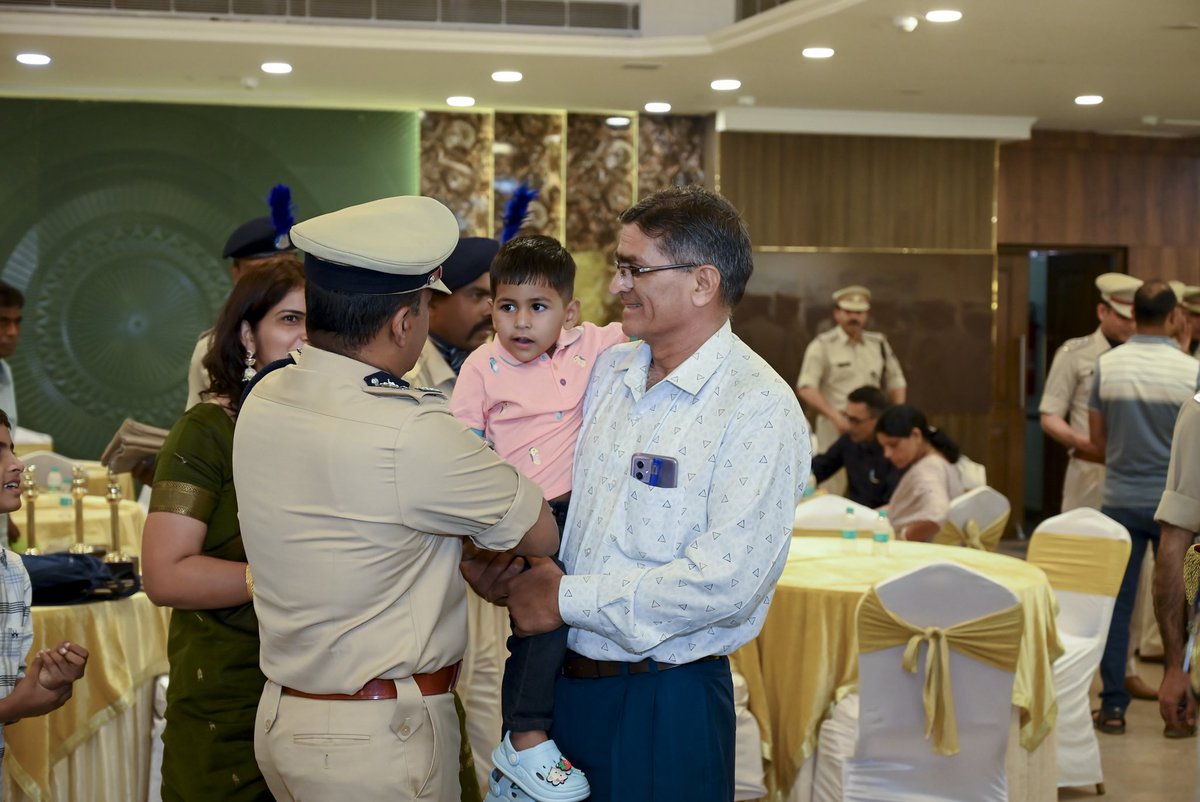 gpsinghips's tweet photo. बल के वीर सदस्यों के परिजनों के साथ “शौर्य दिवस” के अवसर पर व्यतीत कुछ पल। 
@crpfindia https://t.co/j12jWp7Wuz