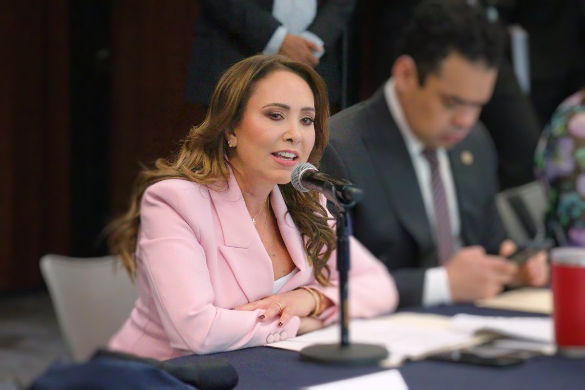 CristinaRuiz_S's tweet photo. Hoy en Comisiones Unidas de Hacienda,Crédito Público, Comunicaciones,Transportes; y de Estudios Legislativos, aprobaron lo impensable: desaparecer #CompraNet, la única herramienta que permitía ver cómo se gasta el dinero público.

Y la cambian por una plataforma que ellos controlan, decidiendo qué se muestra y qué se oculta.

A #Morena les estorban las reglas, la transparencia y la vigilancia.

Esto es corrupción descarada y legalizada desde Palacio.