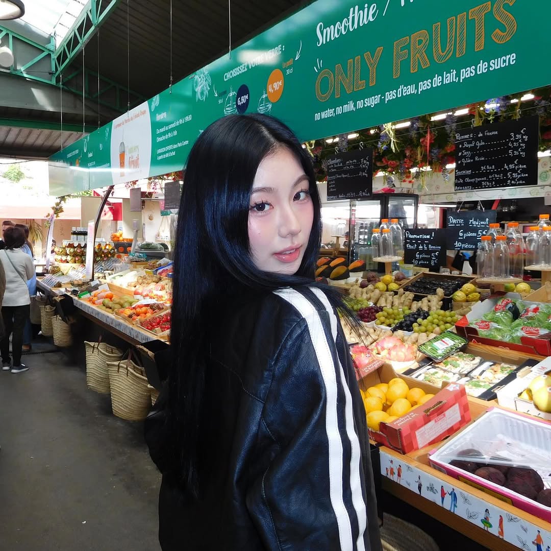 ikawa_ion's tweet photo. Spotted:  A fruit-lover's paradise!  Which juicy treat would you choose first?  Let me know in the comments! 👇 #ParisAdventures #FruitStands #MarketFinds #TravelBug #Foodie https://t.co/ofiadFgiTM