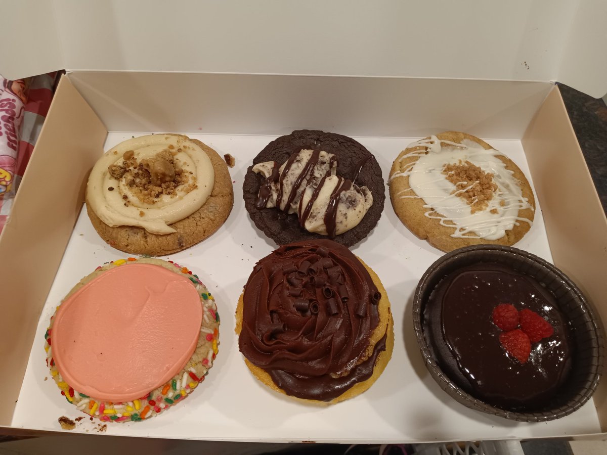 Nessabot6's tweet photo. I'm in love these cookies are so colorful and so delicious thank you  @crumbl Cookies  for collaborating with them I'm a huge fan of the Kardashian Jenner Family  @KrisJenner @KimKardashian @kourtneykardash @khloekardashian @KylieJenner @KendallJenner @kardashianshulu https://t.co/7z2JSeDRr7