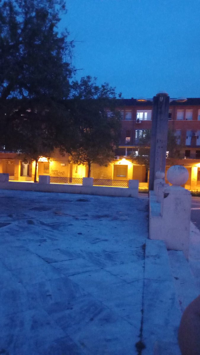 AvPalabra's tweet photo. 🚨🚨🚨🚨🚨 tercera noche sin alumbrado público en el Patio La Voz del Pueblo @MRuizMadruga @InfrayMAmbiente #LasMorerasExisten @cordobahoyes @CrdobaDenuncia1 @eldiacordoba @cordopolis_es @cordoba @RadioCordobaSER @canalsurcordoba https://t.co/4hd9eGch0Y