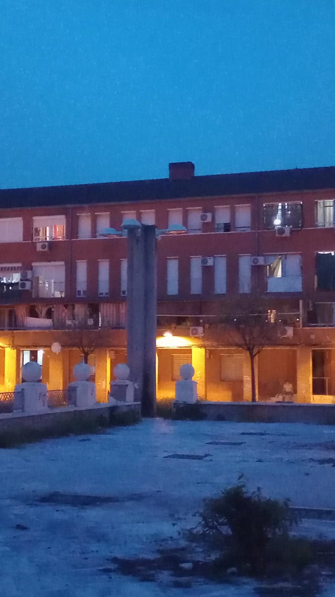 AvPalabra's tweet photo. 🚨🚨🚨🚨🚨 tercera noche sin alumbrado público en el Patio La Voz del Pueblo @MRuizMadruga @InfrayMAmbiente #LasMorerasExisten @cordobahoyes @CrdobaDenuncia1 @eldiacordoba @cordopolis_es @cordoba @RadioCordobaSER @canalsurcordoba https://t.co/4hd9eGch0Y