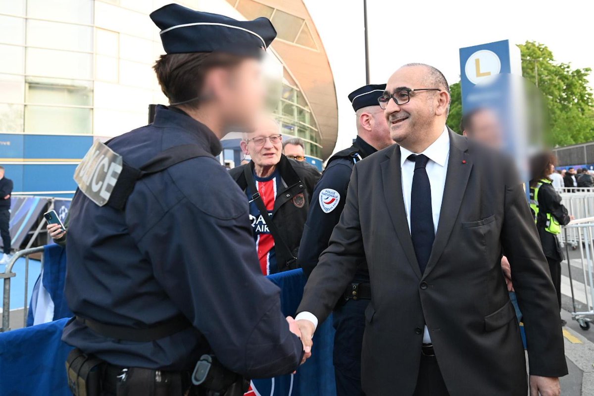 prefpolice's tweet photo. #PSGAVFC ⚽️ | Le préfet de Police @NunezLaurent s’est rendu ce soir au #ParcdesPrinces, pour saluer les forces de l'ordre mobilisées dans le cadre du dispositif de sécurité mis en place. 
Merci à  elles pour avoir permis le bon déroulement de l’événement et pour avoir assuré la sécurité des supporters et des joueurs tout au long de la soirée. 🙏
