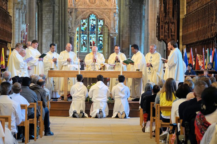 AFpost's tweet photo. Catholics are set to overtake Anglicans in Britain due to a rise in Gen-Z conversions.

Among young churchgoers, Catholics now outnumber Anglicans two to one.

Follow: @AFpost https://t.co/XrnBjrTivG