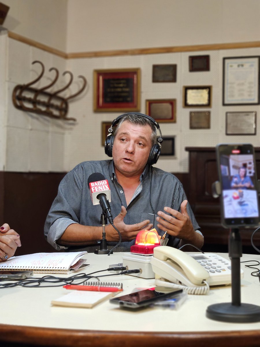 LFernandez1973's tweet photo. Esta tarde pude conversar sobre nuestra propuesta política para el Municipio C en "Como si nadie escuchara".

¡Gracias Ana Laura por recibirnos en los estudios de Radio Fénix! 📻

#LuisAlcaldeC #YaEstá https://t.co/kuZXnOJVrZ