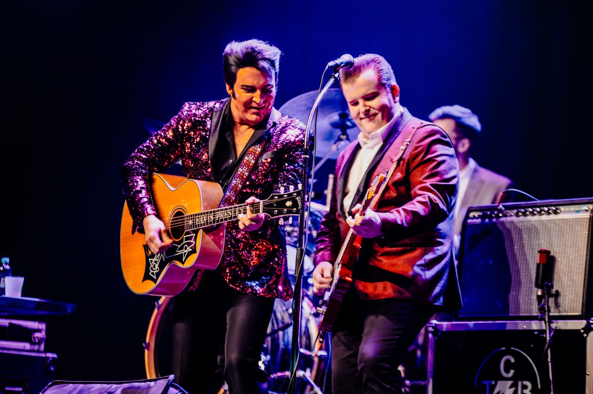 The King was back in the building! Met The Elvis Concert vierden we 90 jaar Elvis – compleet met Dwight Icenhower, die zó dicht bij The King komt dat je je even midden in de sixties waant. 📷: <a href="/FemkeValksPhoto/">Femke</a>