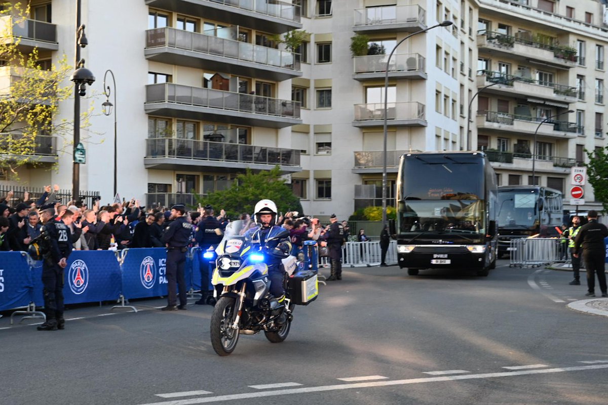 prefpolice's tweet photo. #PSGAVFC ⚽️ | Le préfet de Police @NunezLaurent s’est rendu ce soir au #ParcdesPrinces, pour saluer les forces de l'ordre mobilisées dans le cadre du dispositif de sécurité mis en place. 
Merci à  elles pour avoir permis le bon déroulement de l’événement et pour avoir assuré la sécurité des supporters et des joueurs tout au long de la soirée. 🙏