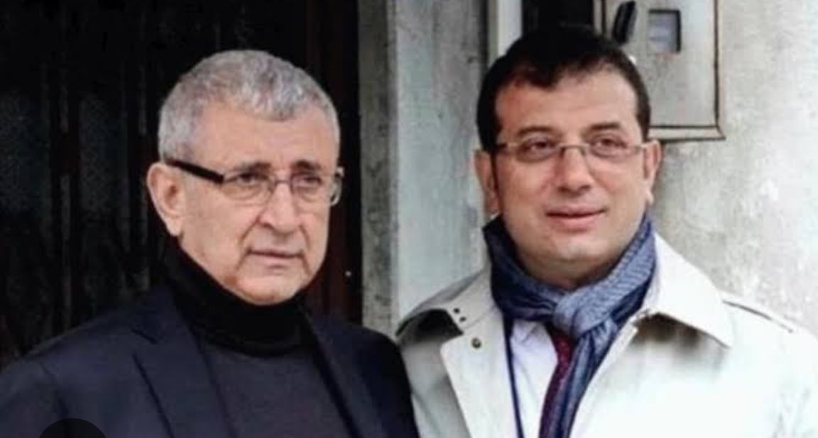 SedefKabas's tweet photo. İmamoğlu’nun babasının yazlık evine operasyon yapılıyor, kilit kırılıyor, içeride arama yapılıyor… 

Hasan İmamoğlu’ndan tokat gibi yanıt geliyor: “Ne aradıklarını bilmiyorum. Zannediyorum ayakkabı kutusu aradılar. Ama bizde yok.”

#hasanimamoğlu https://t.co/fP3Gs147DM
