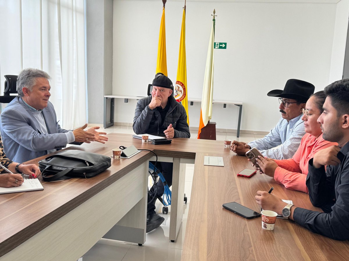 UPTCoficial's tweet image. 📌#UPTCInforma | Seguimos uniendo esfuerzos para llegar con nuestra educación de calidad a las regiones, nos reunimos con el alcalde de Alcaldía de #Pore, #Casanare, Jorge Garzón, con quien planteamos la posibilidad de firmar un convenio para la capacitación y formación💪🇨🇴

🧵👇