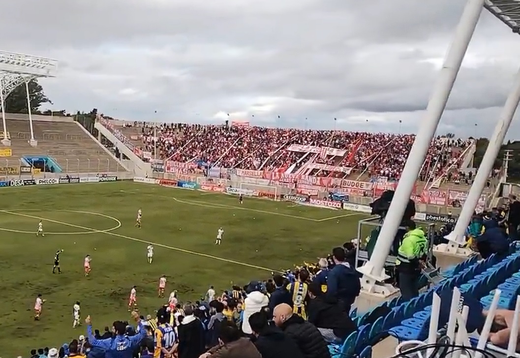 ElShowdelSur's tweet photo. Día laboral, nublado feo, a media tarde, más de 250 Km de distancia y ellos están SIEMPRE. Los hinchas de #LosAndes haciendo el aguante en San Nicolás👏🏽👏🏽 https://t.co/um8RVRKx5j