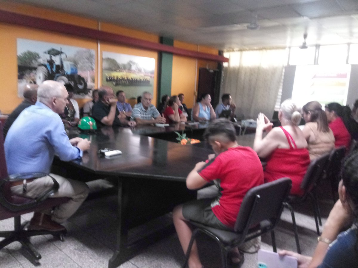 holmecaH's tweet photo. Se intercambia con cursantes del diplomado de Administración Pública y Empresarial, quienes se llegaron esta tarde para conocer de nuestros procesos y negociaciones en curso. Oportunidad para llegar a nuevos clientes y formar alianzas.
#Holguín
#holmeca https://t.co/cBqsWWuUFP