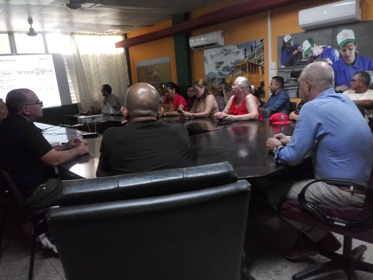 Se intercambia con cursantes del diplomado de Administración Pública y Empresarial, quienes se llegaron esta tarde para conocer de nuestros procesos y negociaciones en curso. Oportunidad para llegar a nuevos clientes y formar alianzas.
#Holguín
#holmeca