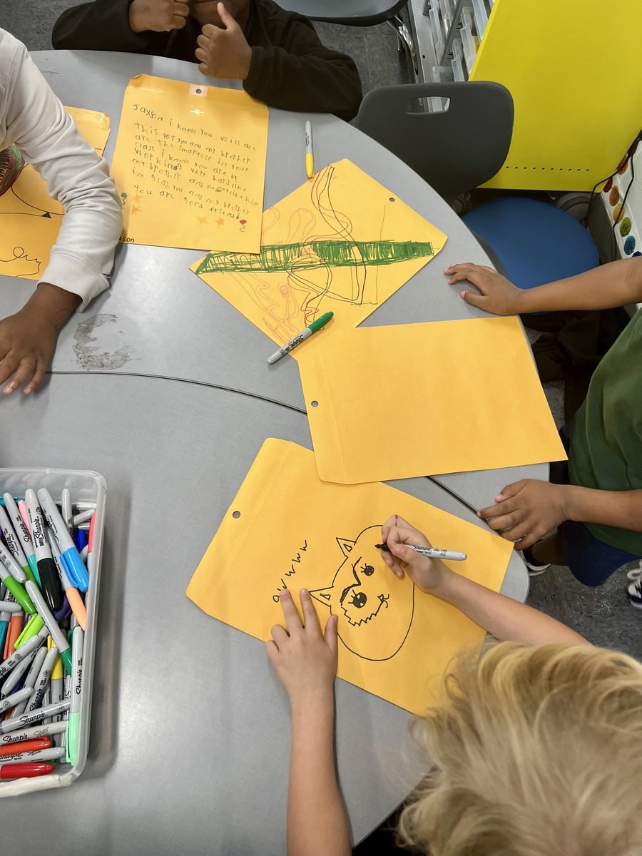 StefLRichard's tweet image. My 2nd graders are thrilled to surprise our 5th grade #staartest takers! #sheffieldshines 🌟