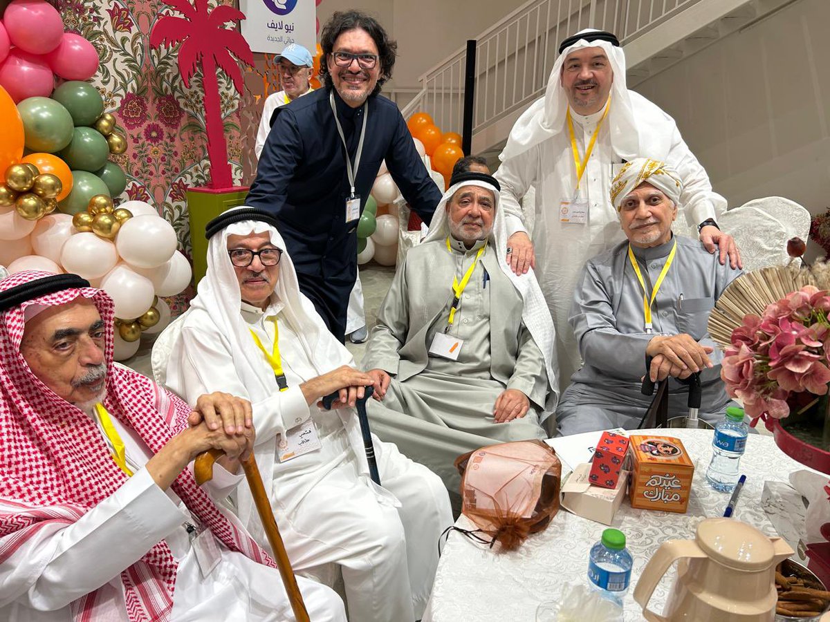 Saudi__Platform's tweet photo. "نادي ستين تسعين" يرسم البهجة على وجوه الأجداد والأحفاد بجدة

جدة –
نظّم نادي "ستين تسعين حياتي الجديدة" بجدة، نشاط معايدة عيد الفطر المبارك 1446 هـ تحت عنوان “ملتقى الأجيال: الأجداد والأحفاد”، وذلك بحضورٍ كبير من الأعضاء وأحفادهم، في مجتمع حي جميل بمدينة جدة.

وتخلل الحفل عدد من الفقرات الترفيهية والمسابقات المتنوعة التي أضفت أجواءً من البهجة والتفاعل بين الحضور من مختلف الفئات العمرية.

من جانبه، أوضح الأستاذ صلاح الدين، المشرف على النادي، أن تنظيم مثل هذه المناسبات يأتي تعزيزًا للروابط الاجتماعية، مشيرًا إلى وجود خطط مستقبلية طموحة تسعى لتلبية احتياجات الأعضاء، بما يتماشى مع مستهدفات جودة الحياة، إحدى مبادرات رؤية المملكة 2030. وأكد أهمية دمج الأحفاد مع كبار السن ضمن أنشطة النادي، لما لذلك ��ن أثر إيجابي في تعزيز التواصل بين الأجيال، متطلعًا إلى توسعة قاعدة المستفيدين من خدمات النادي خلال المرحلة المقبلة.

كما عبّر الأستاذ باسم أبو الفرج، نائب رئيس النادي، عن شكره للجهات والشركات الراعية والداعمة لهذه الفعالية، والتي تأتي في إطار مسؤوليتها المجتمعية، مؤكدًا أن النادي يضم نخبة من كبار السن الذين كان لهم دور بارز في خدمة هذا الوطن المعطاء.

والجدير بالذكر أن نادي ستين تسعين حياتي الجديدة تأسس عبر منصة هاوي (جودة الحياة)، بإشراف وزارة الثقافة، ويُتاح التسجيل بالنادي عبر منصة هاوي.