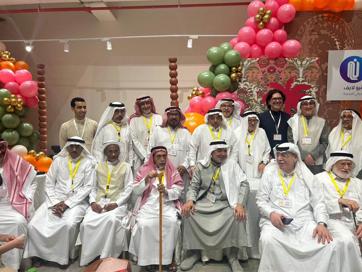 Saudi__Platform's tweet photo. "نادي ستين تسعين" يرسم البهجة على وجوه الأجداد والأحفاد بجدة

جدة –
نظّم نادي "ستين تسعين حياتي الجديدة" بجدة، نشاط معايدة عيد الفطر المبارك 1446 هـ تحت عنوان “ملتقى الأجيال: الأجداد والأحفاد”، وذلك بحضورٍ كبير من الأعضاء وأحفادهم، في مجتمع حي جميل بمدينة جدة.

وتخلل الحفل عدد من الفقرات الترفيهية والمسابقات المتنوعة التي أضفت أجواءً من البهجة والتفاعل بين الحضور من مختلف الفئات العمرية.

من جانبه، أوضح الأستاذ صلاح الدين، المشرف على النادي، أن تنظيم مثل هذه المناسبات يأتي تعزيزًا للروابط الاجتماعية، مشيرًا إلى وجود خطط مستقبلية طموحة تسعى لتلبية احتياجات الأعضاء، بما يتماشى مع مستهدفات جودة الحياة، إحدى مبادرات رؤية المملكة 2030. وأكد أهمية دمج الأحفاد مع كبار السن ضمن أنشطة النادي، لما لذلك ��ن أثر إيجابي في تعزيز التواصل بين الأجيال، متطلعًا إلى توسعة قاعدة المستفيدين من خدمات النادي خلال المرحلة المقبلة.

كما عبّر الأستاذ باسم أبو الفرج، نائب رئيس النادي، عن شكره للجهات والشركات الراعية والداعمة لهذه الفعالية، والتي تأتي في إطار مسؤوليتها المجتمعية، مؤكدًا أن النادي يضم نخبة من كبار السن الذين كان لهم دور بارز في خدمة هذا الوطن المعطاء.

والجدير بالذكر أن نادي ستين تسعين حياتي الجديدة تأسس عبر منصة هاوي (جودة الحياة)، بإشراف وزارة الثقافة، ويُتاح التسجيل بالنادي عبر منصة هاوي.