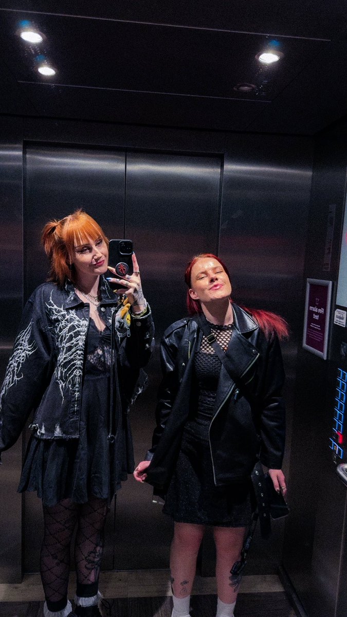 sykobludd's tweet photo. big shoutout to the girl who game up to sofie and i at brixton a week ago and said «oh my god you guys have the same hair color»

i’m still confused https://t.co/Z0QYJjAVBD